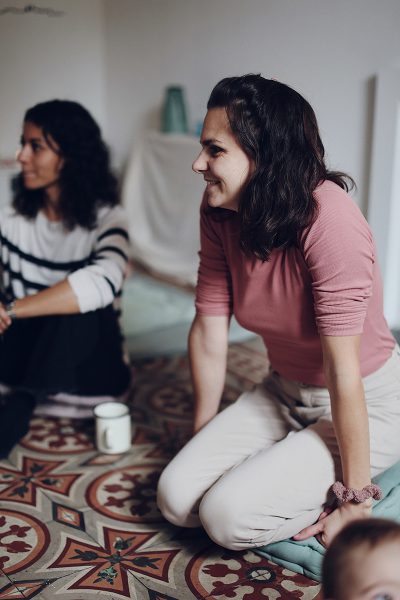 photo d'une doula durant la célébration de fin de grossesse qu'elle a organisé pour une amie. Doula Arles Tarascon