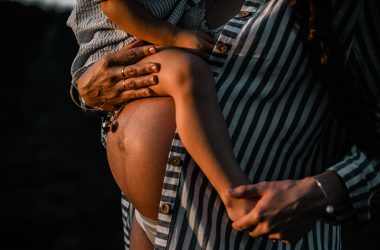 photo d'une femme femme enceinte portant son premier enfant. Un enfant sur le ventre, un enfant dans le ventre. Doula Arles Tarascon